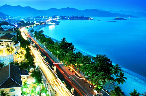 Nha Trang tháng 8 là thời gian các hãng lữ hành khuyến khích du khách khám phá thành phố biển. Thời điểm này, Nha Trang có nhiều nắng vàng, nắng đẹp, không có mưa rào như miền Nam hay bão như miền Bắc.